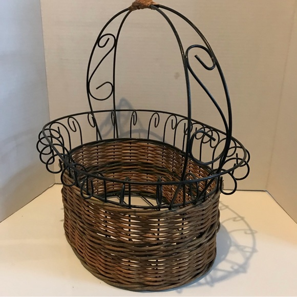 Rattan basket with metal/wire rim - Picture 5 of 8